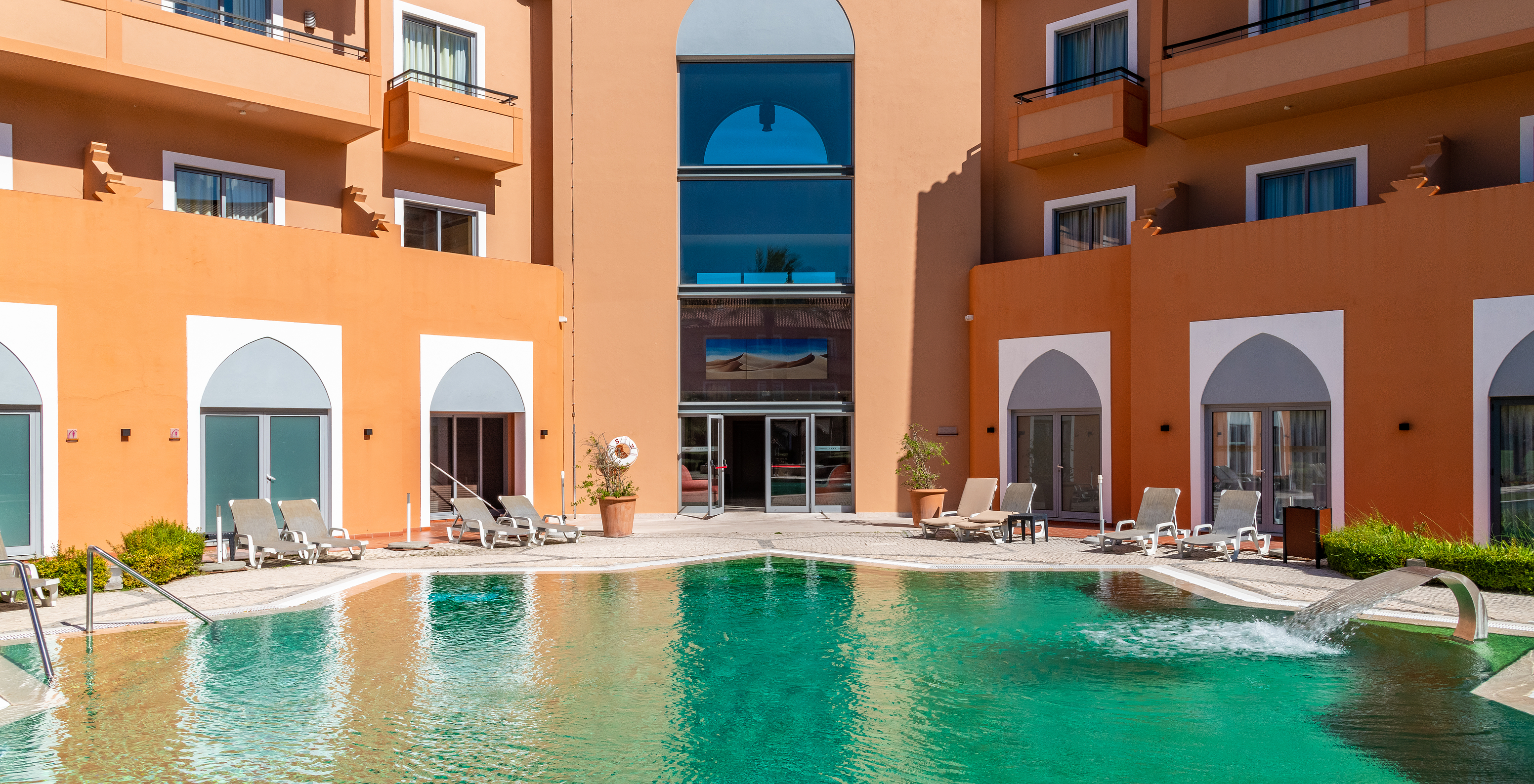 Piscina exterior em forma de estrela, com espreguiçadeiras no Pestana Sintra Golf, Hotel com Golfe e Spa em Sintra