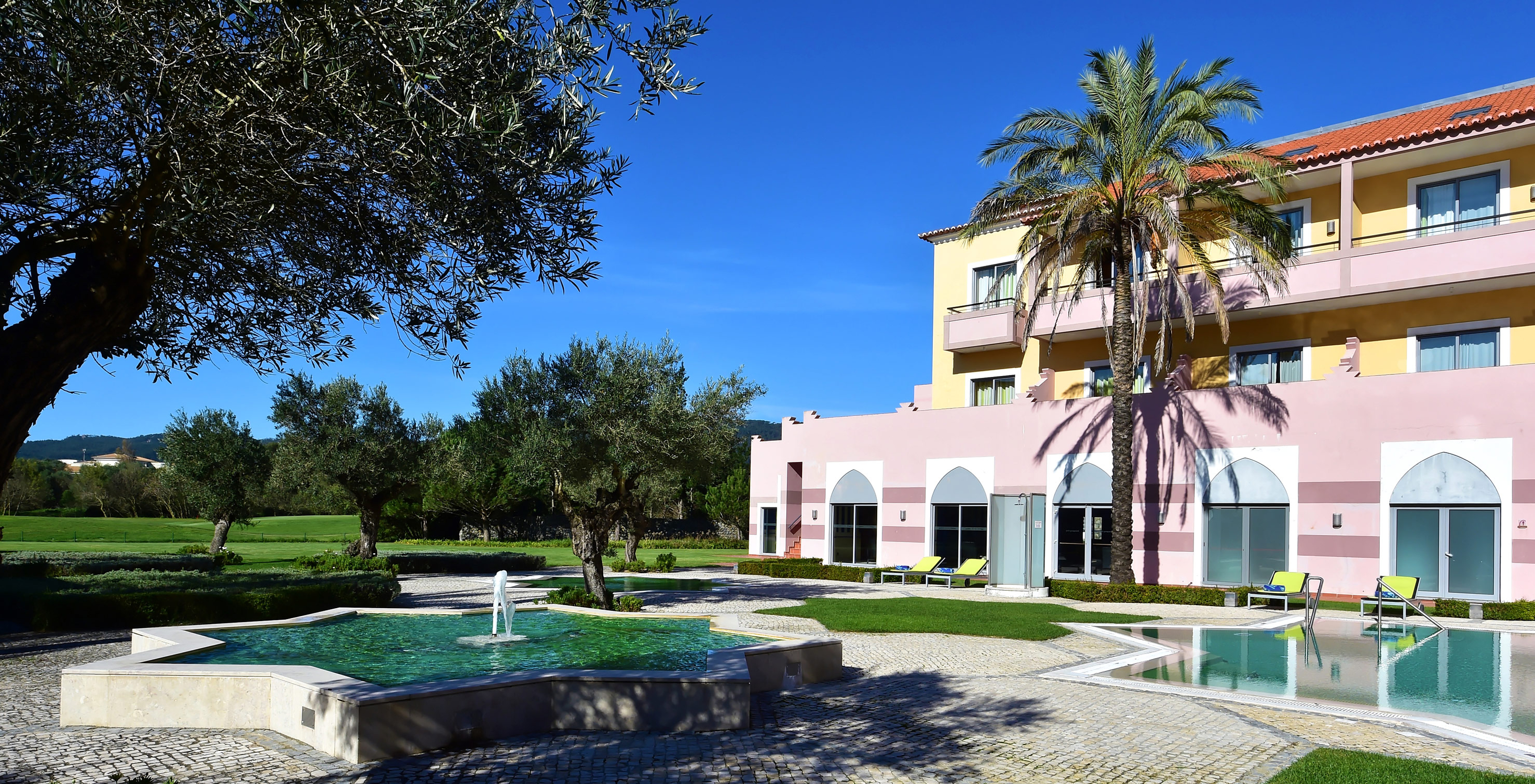 Fonte em lago em forma de estrela no Pestana Sintra Golf, lado da piscina exterior e com vista para o campo de golfe