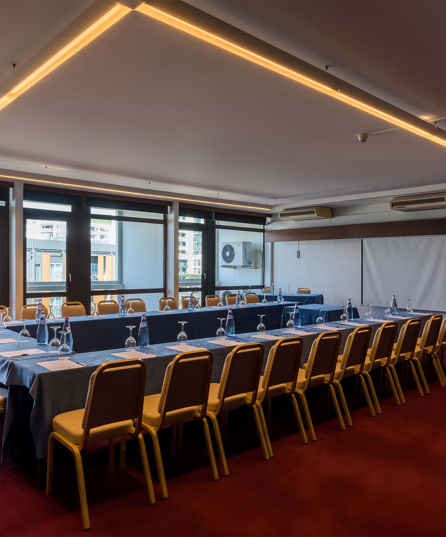 Sala de reunião do Pestana Casino Park com uma mesa grande, rodeada por cadeiras e um quadro branco ao fundo