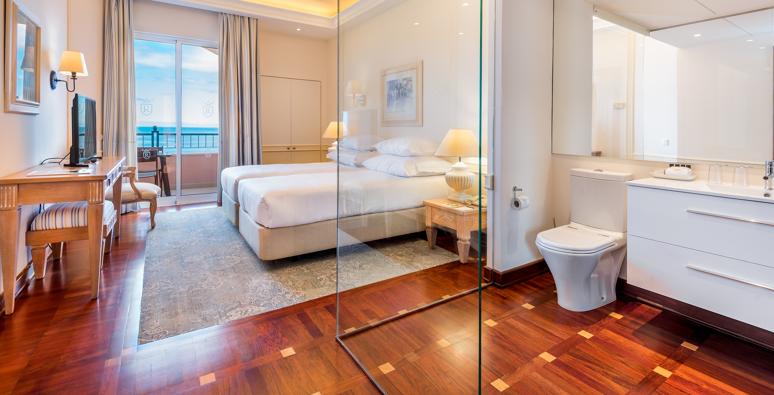 O quarto Deluxe com Varanda do Pestana Royal All Inclusive conta com duas camas individuais, mesa de cabeceira e televisão