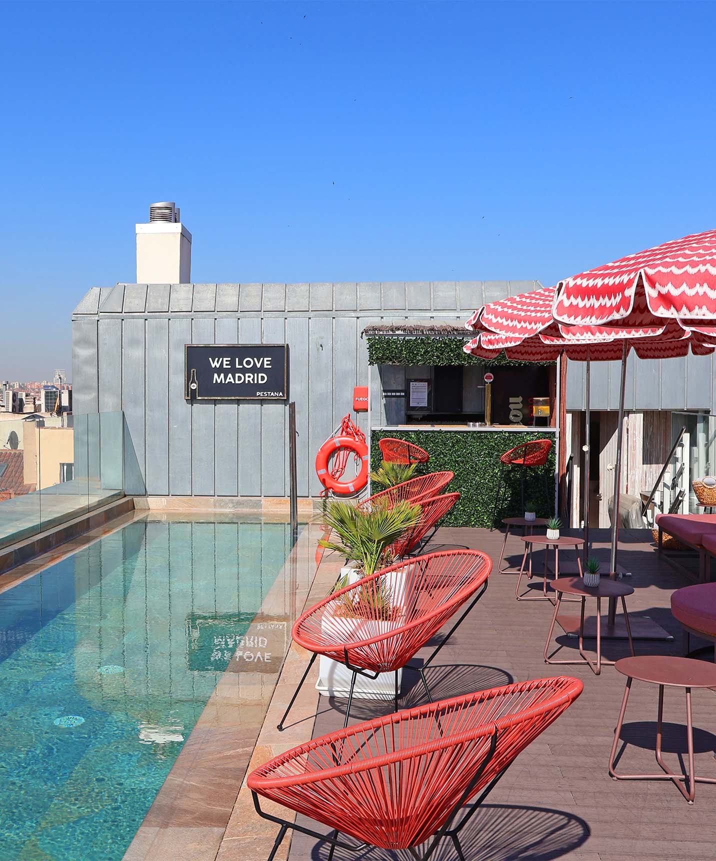 Piscina exterior no rooftop do Hotel com Piscina na Plaza Mayor, em Madrid, com uma placa que diz "We Love Madrid"