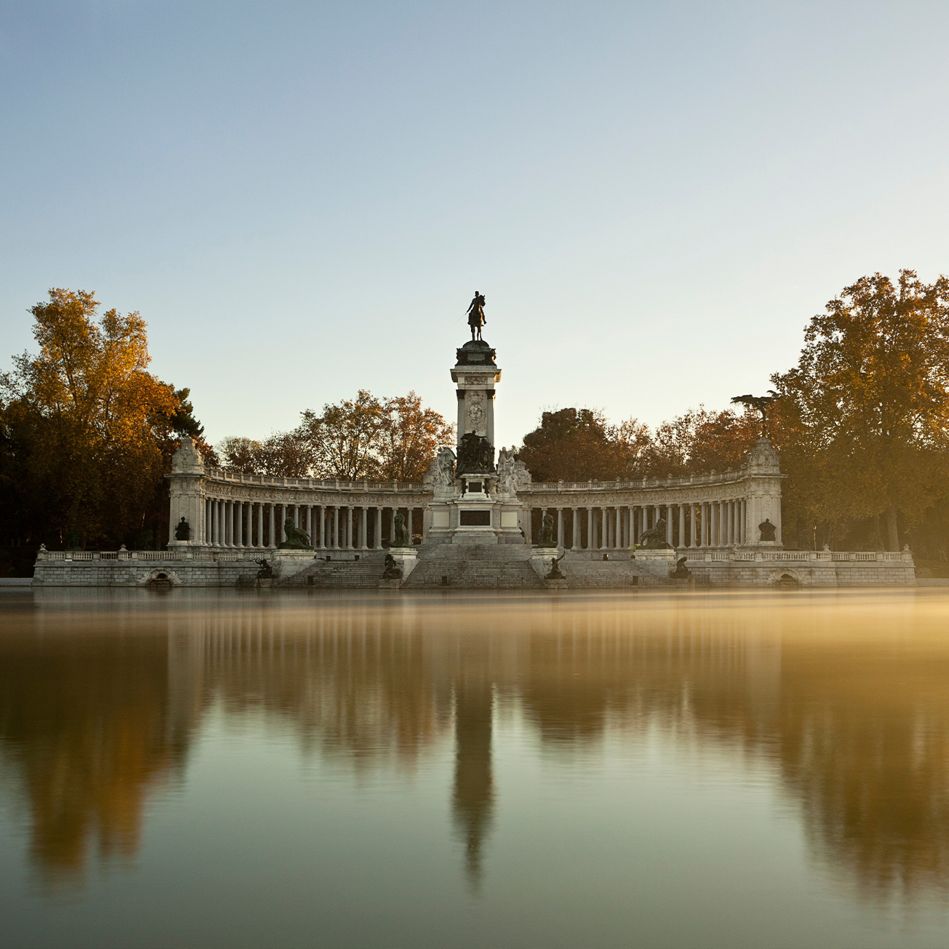 Gran Vía, Madrid Fique num hotel Pestana e desfrute das vitas panorâmicas para edifícios históricos da cidade de Madrid, em Espanha