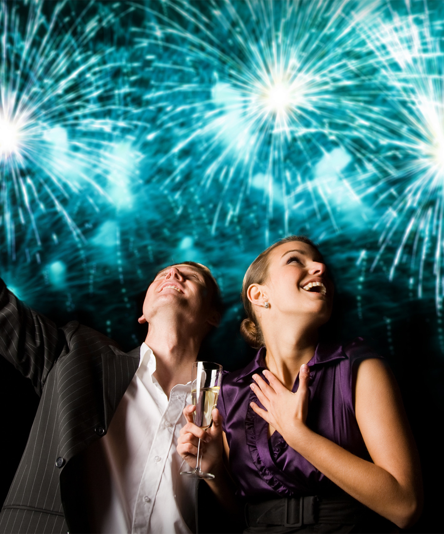 Casal celebra o início do novo ano, com fogo de artificio azul por trás, numa festa de um hotel do Pestana Hotel Group