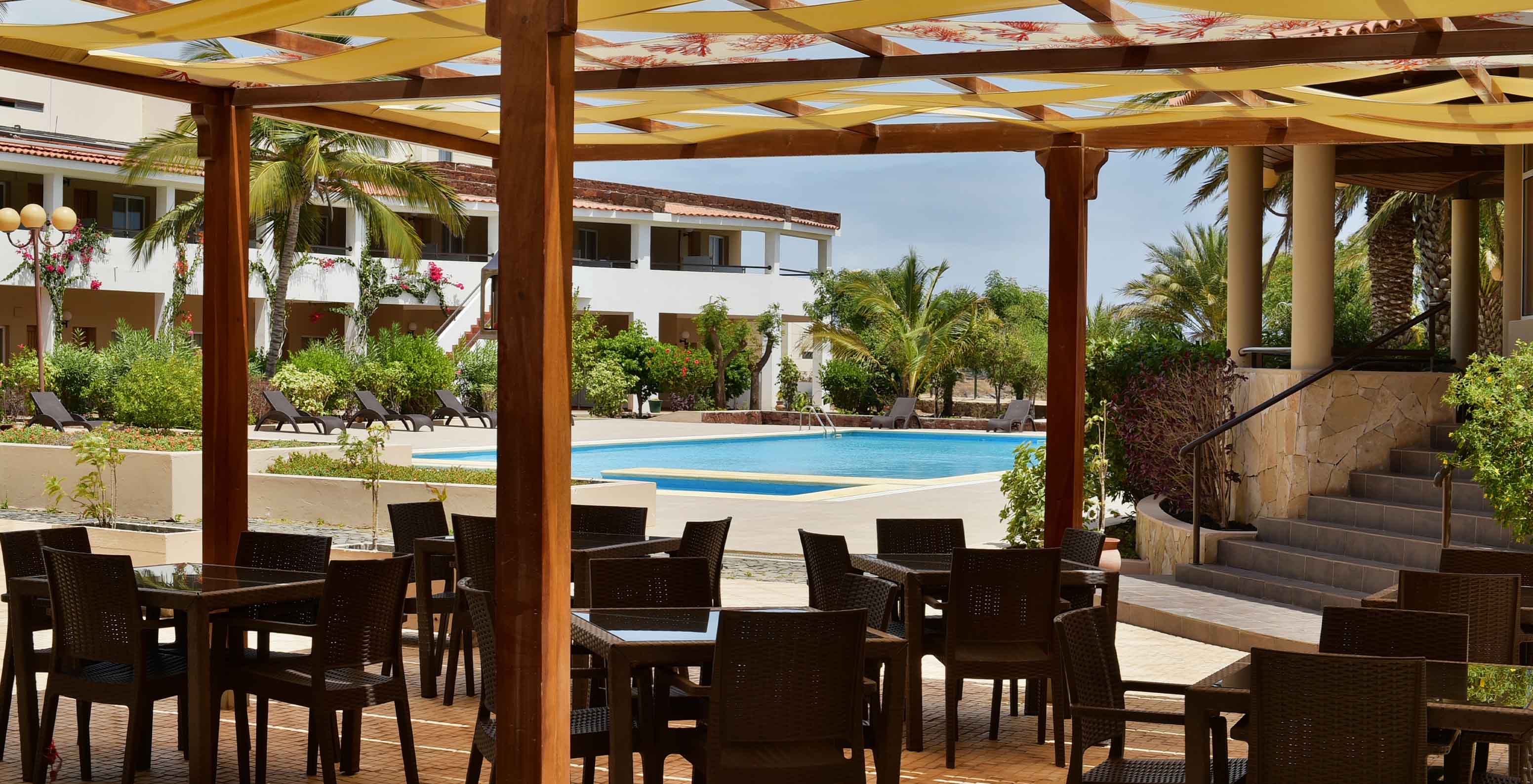 O Bar Ilhéu, do Hotel 4 Estrelas em Cabo Verde, tem uma esplanada coberta onde pode comer enquanto vê a piscina