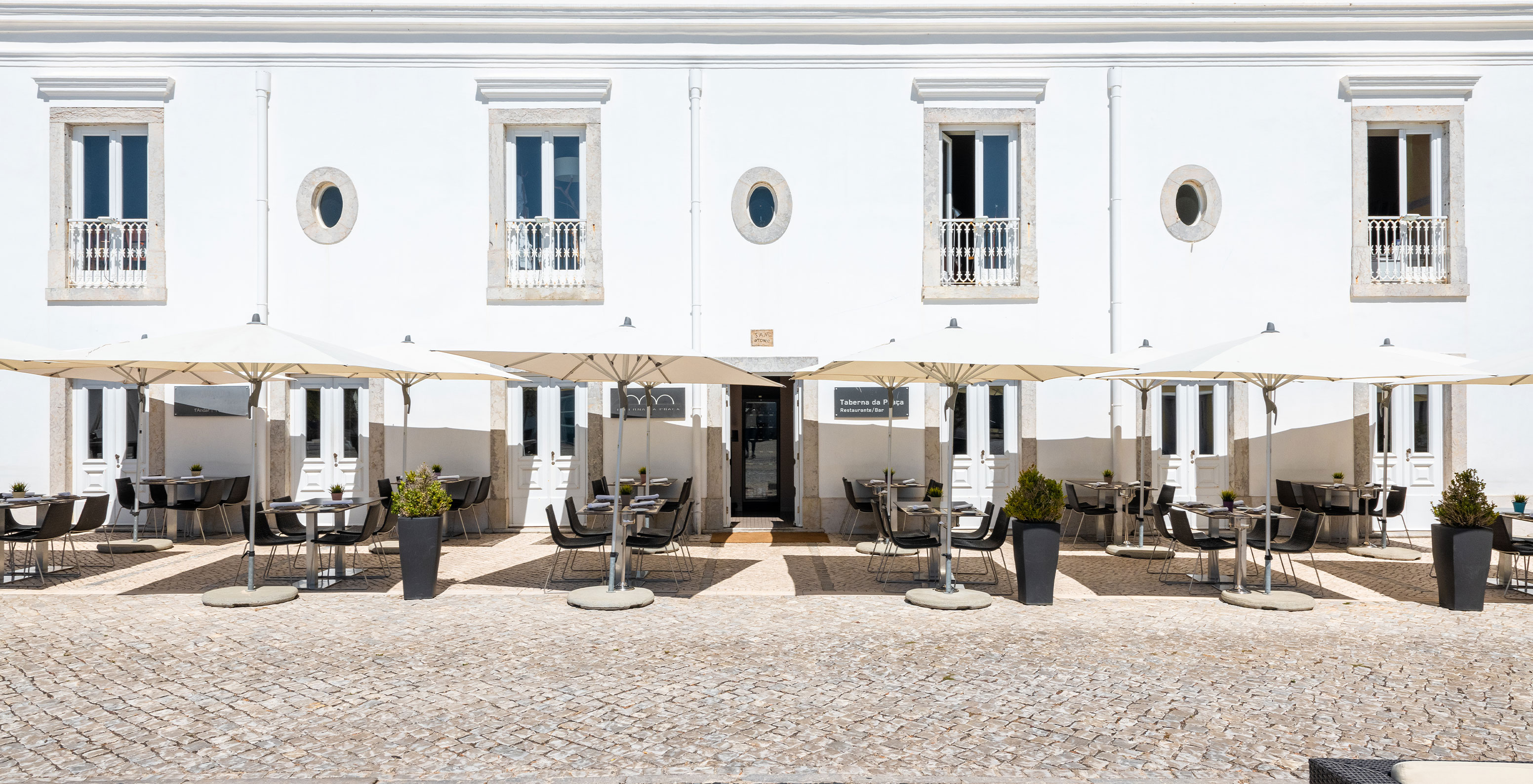 O restaurante Taberna da Praça, do Hotel 5 Estrelas em Cascais, tem uma esplanada agradável perto da marina de Cascais