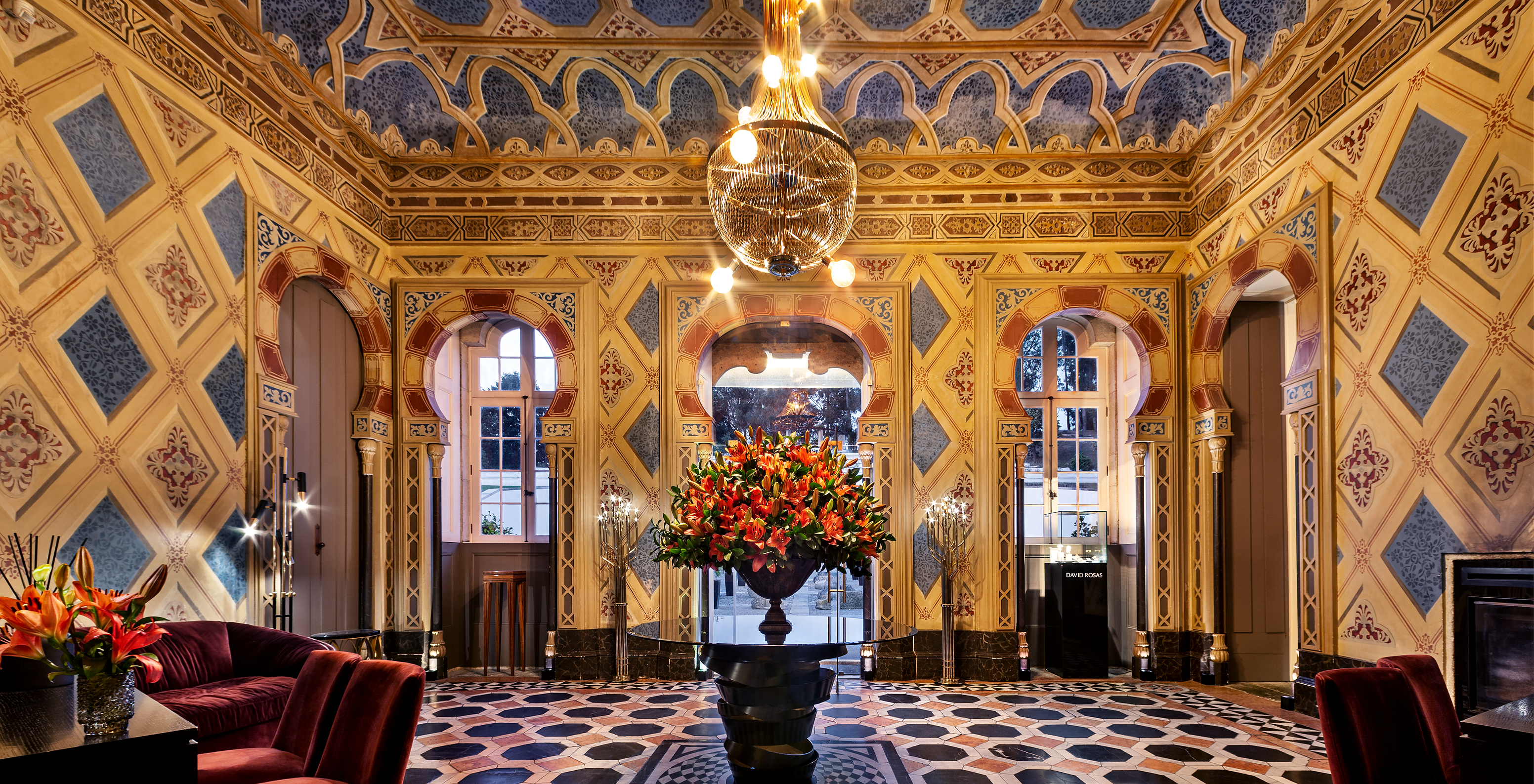 Receção acolhedora e luxuosamente decorada do Pestana Palácio do Freixo, Hotel no Rio Douro com Spa e Piscina