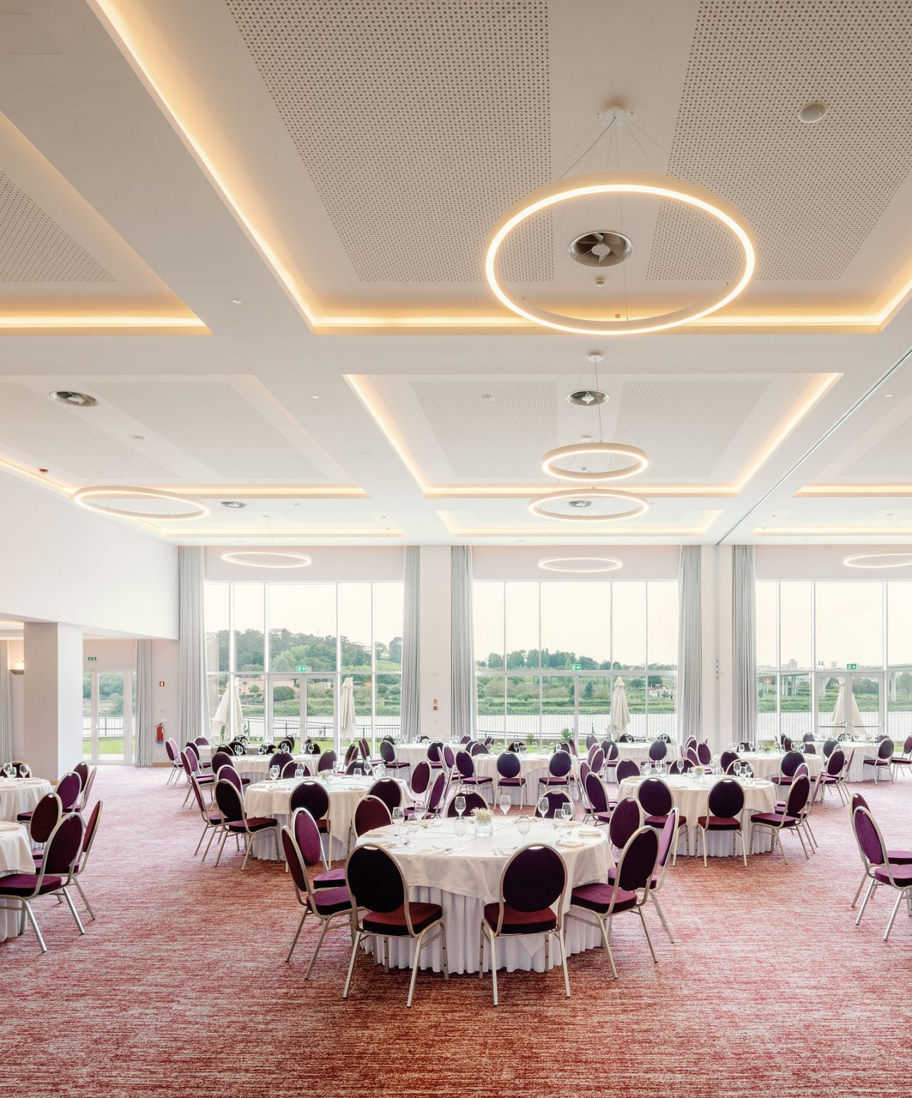 Meetings and Conferences at Pestana Hotel Group Meetings and Conferences at Pestana Hotel Group, in spacious and elegant rooms, with multiple round tables and natural light