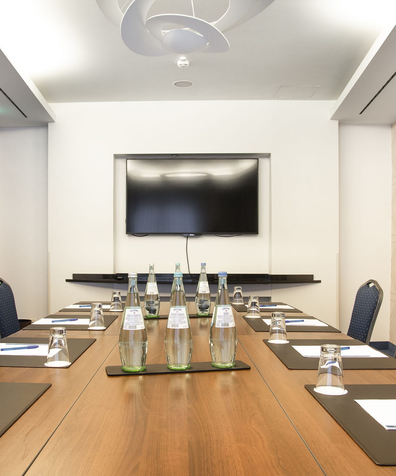 Meetings and Conferences at Pestana Hotel Group Meetings and Conferences at Pestana Hotel Group, in small, elegantly decorated rooms equipped with water bottles